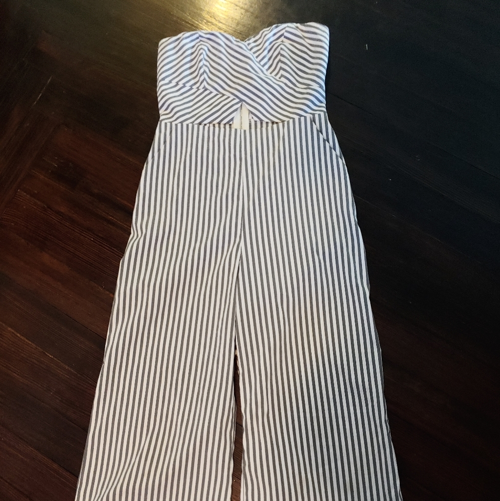 Adorable pantsuit with keyhole cutout
